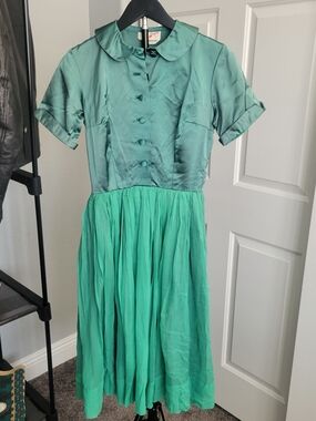 True vintage 1950s satin dress in a stunning green 💚